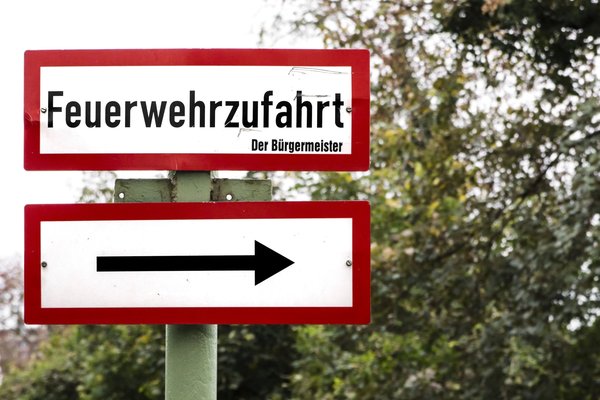 Neuss (DE), Schild "Feuerwehrzufahrt" -- 2014 -- 6989