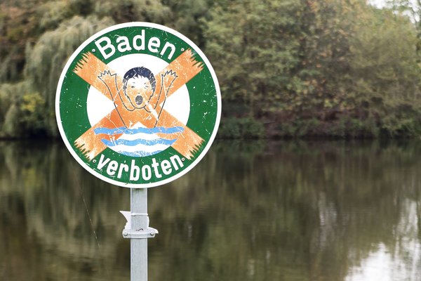 Neuss (DE), Südpark, Schild "Baden verboten" -- 2014 -- 7028