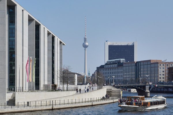 Berlin (DE), Marie-Elisabeth-Lüders-Haus und Fernsehturm -- 2019 -- 9319