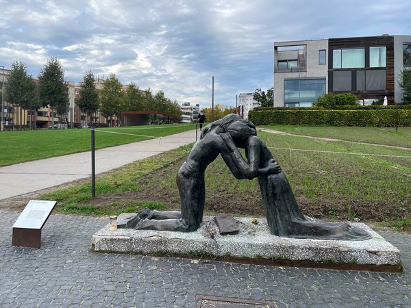 Berlin (DE), Skulptur „Versöhnung“ -- 2021 -- 9353