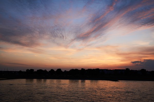 Düsseldorf (DE), Rhein -- 2022 -- 0104
