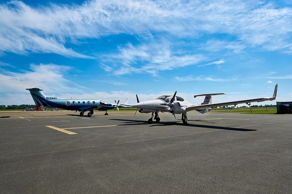Pilatus PC-12 (G-TRAT) & Diamond DA42 (D-GOMH), Mülheim an der Ruhr ESS (DE) -- 2022 -- 0016