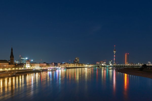 Düsseldorf (DE), Skyline von Oberkasseler Brücke -- 2023 -- 0059