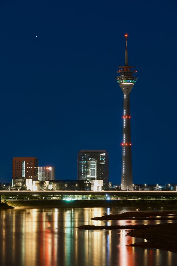 Düsseldorf (DE), Rheinturm und Landtag -- 2023 -- 0066