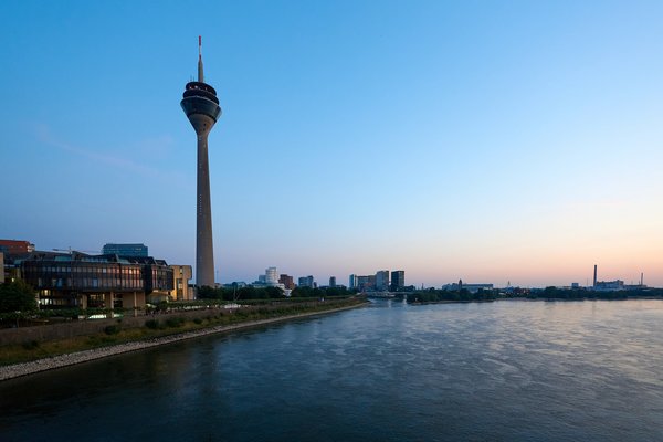 Düsseldorf (DE), Landtag & Rheinturm -- 2023 -- 0011
