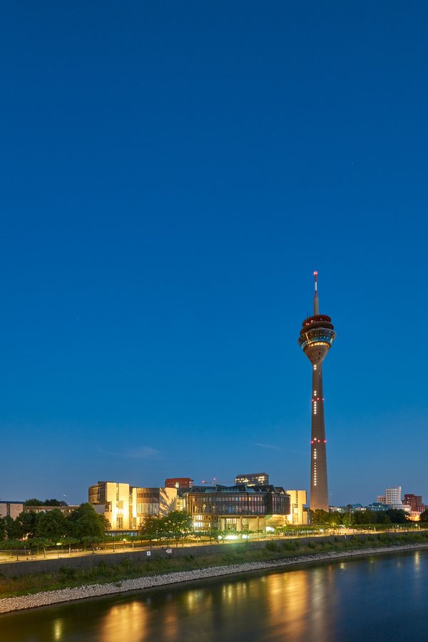 Düsseldorf (DE), Landtag & Rheinturm -- 2023 -- 0031