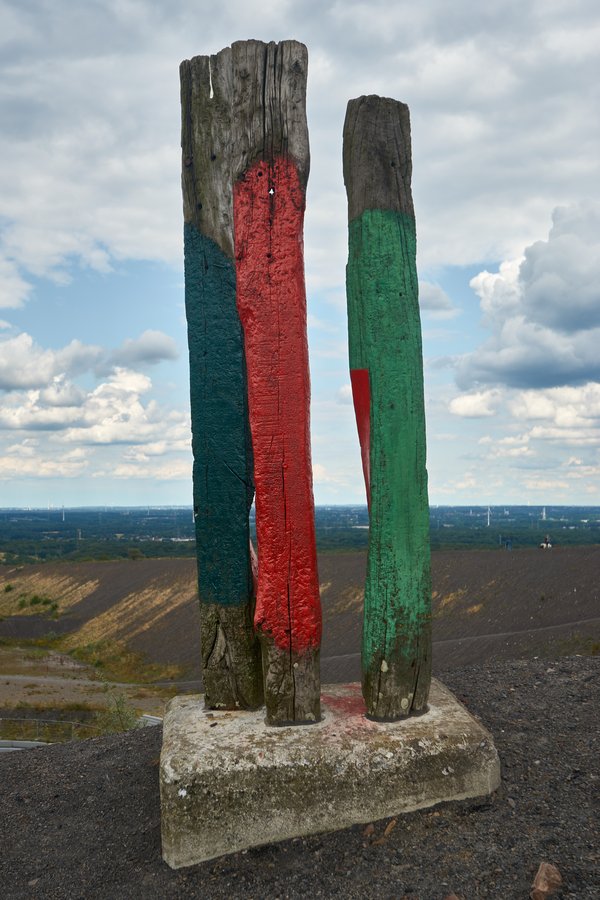 Bottrop (DE), Halde Haniel, Totems -- 2023 -- 0053