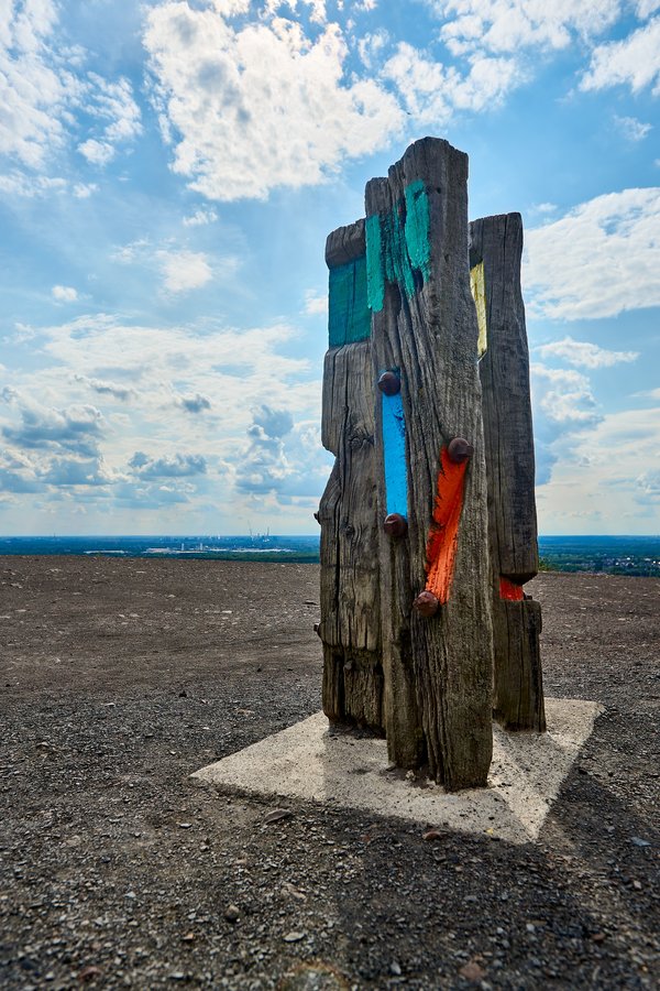 Bottrop (DE), Halde Haniel, Totems -- 2023 -- 0093
