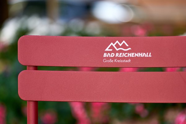 Bad Reichenhall (DE), Stadtlogo auf Stuhl -- 2024 -- 0032