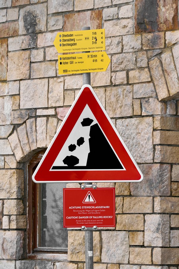 Berchtesgaden (DE), Kehlstein, Schild „Steinschlag“ -- 2024 -- 0225
